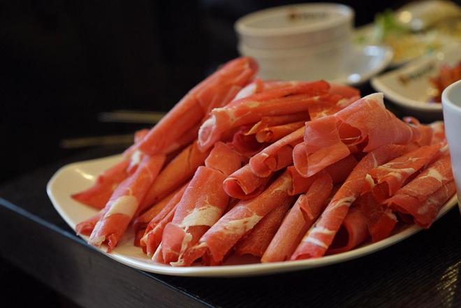 涮肉：麻酱蘸料才是灵魂所在冰球突破游戏网站老北京铜锅(图2)