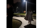 打了我一耳光还用手机砸我面部鲜血直流”女